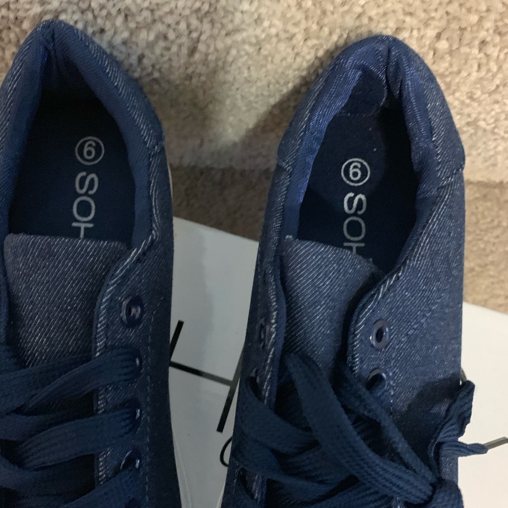 Sneakers - Picture 5 of 8